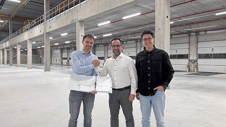 Erfolgreiche Schlüsselübergabe für Logistik- und Industrieimmobilie auf Brownfield in Kirchlengern an unseren Bauherrn Hillwood Germany | © fabrikon