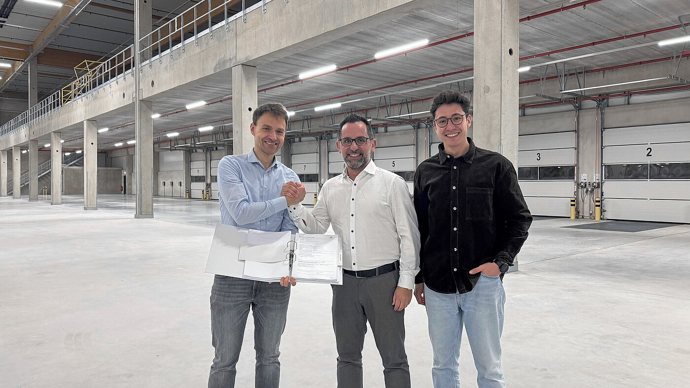 Erfolgreiche Schlüsselübergabe für Logistik- und Industrieimmobilie auf Brownfield in Kirchlengern an unseren Bauherrn Hillwood Germany | © fabrikon