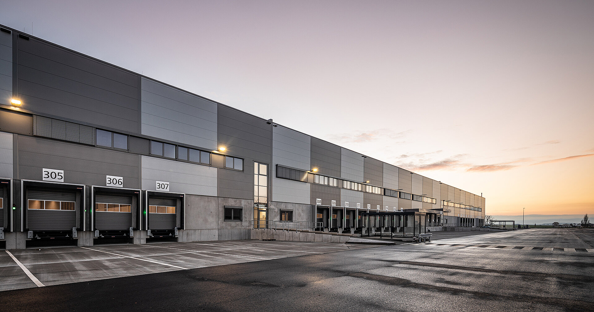 Duralog logistics construction : DHL Carbon Neutral Warehouse | fabrikon fabrikon