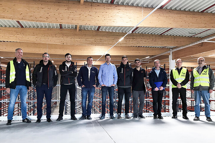 Gruppenfoto in Lagerhalle der Projektverantwortlichen bei der Schlüsselübergabe in Düsseldorf – Foto: Yusen Logistics