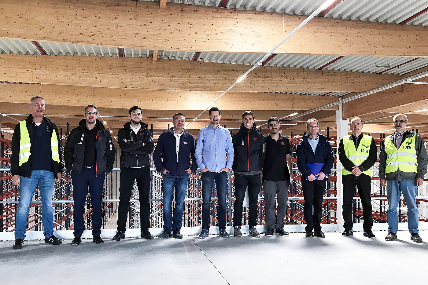 Gruppenfoto in Lagerhalle der Projektverantwortlichen bei der Schlüsselübergabe in Düsseldorf – Foto: Yusen Logistics