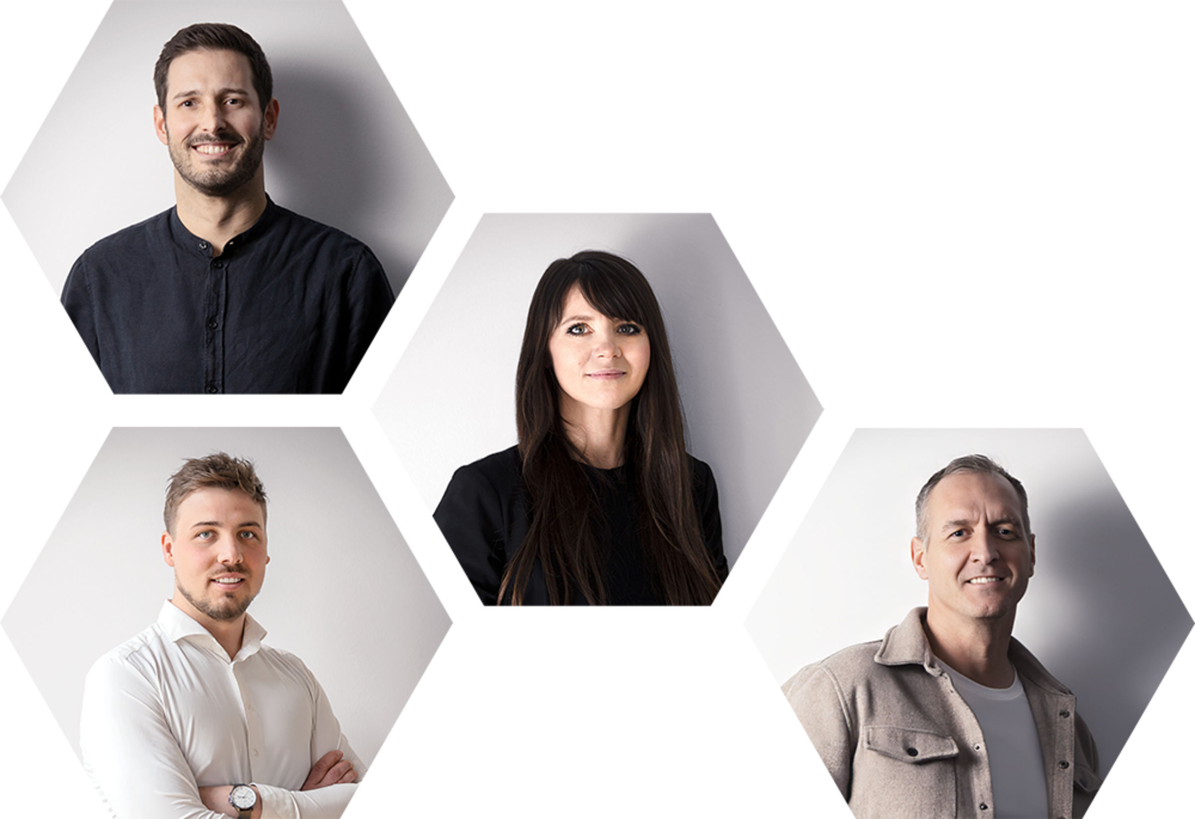 Vier Personen in hexagonalen Rahmen, lächelnd und vor neutralem Hintergrund, freundlich und professionell.