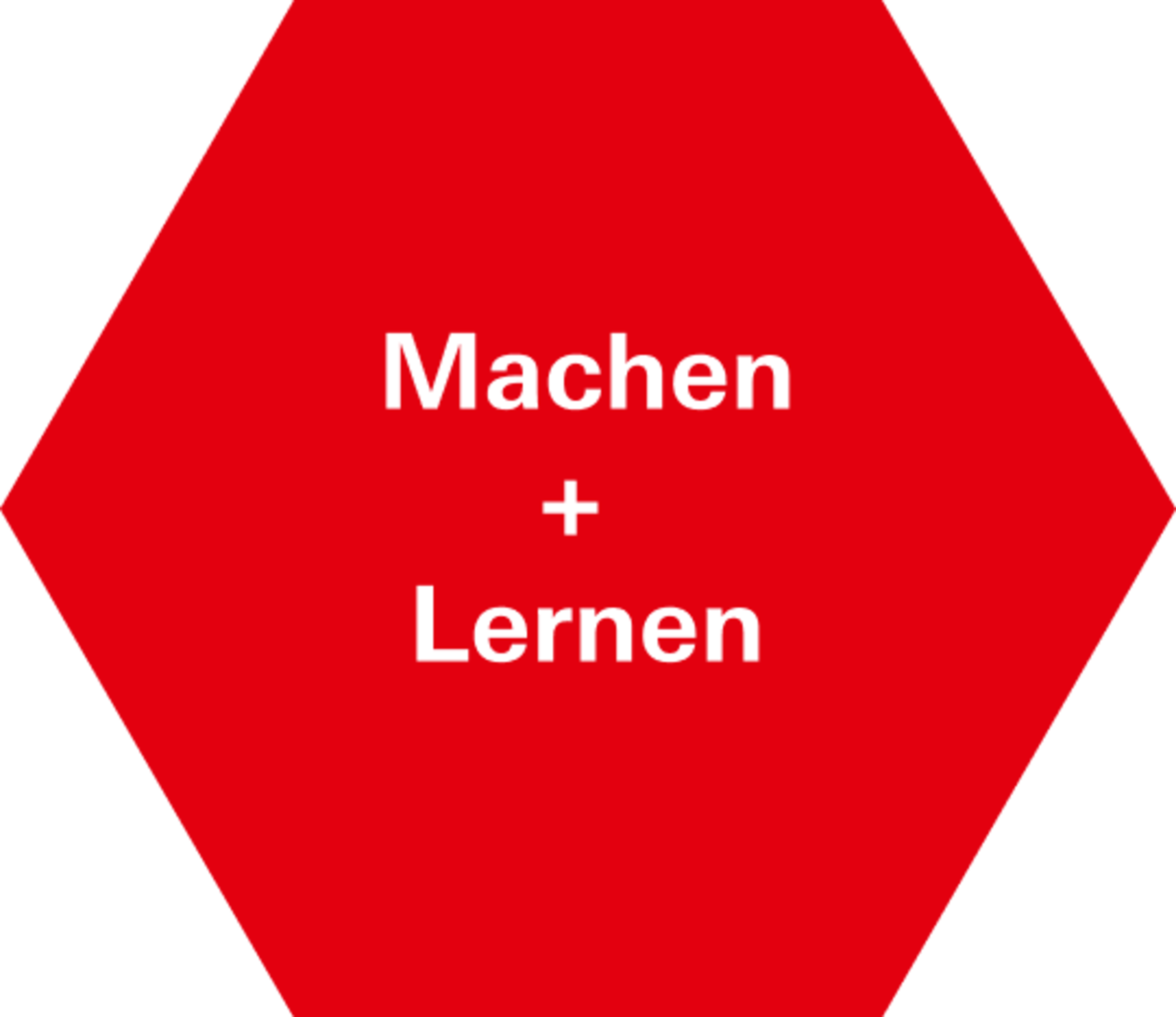 Hexagon mit rotem Hintergrund und dem Text „Machen + Lernen“ in weißer Schrift.