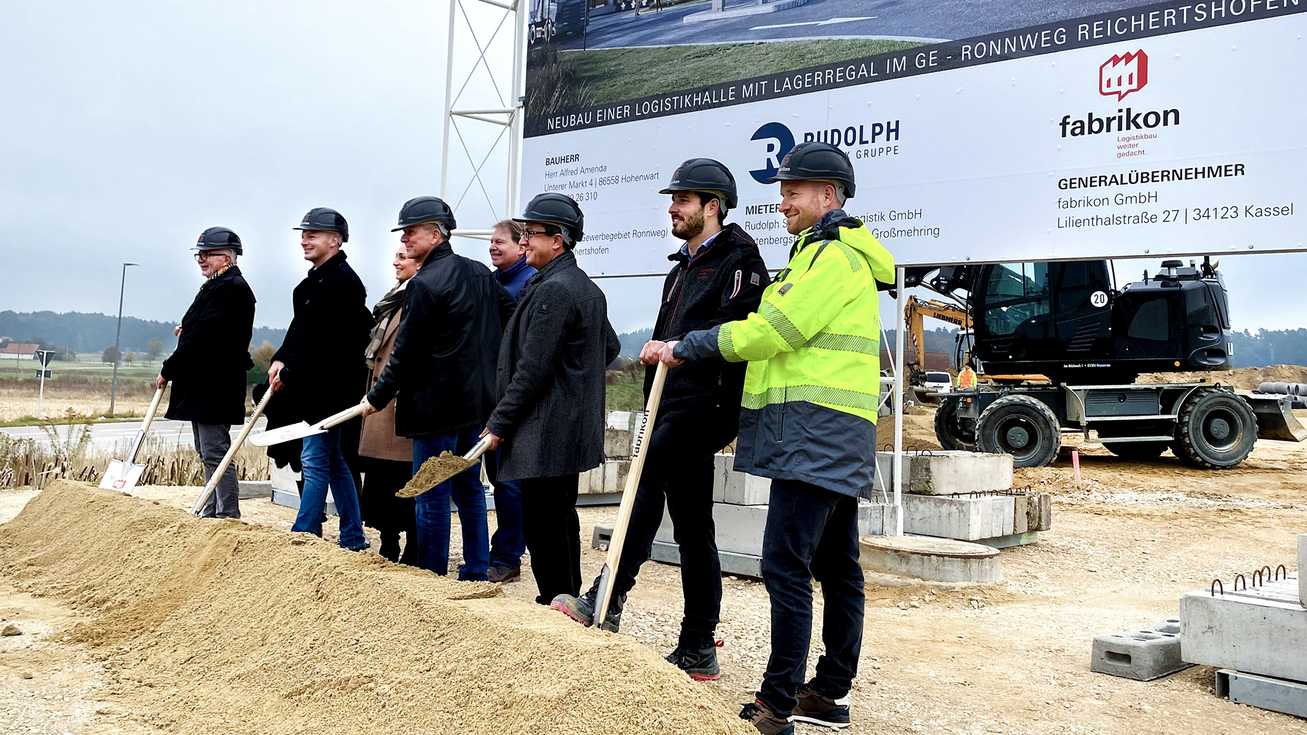 Reichertshofen – Projektbeteiligte mit Spaten am Erdhaufen