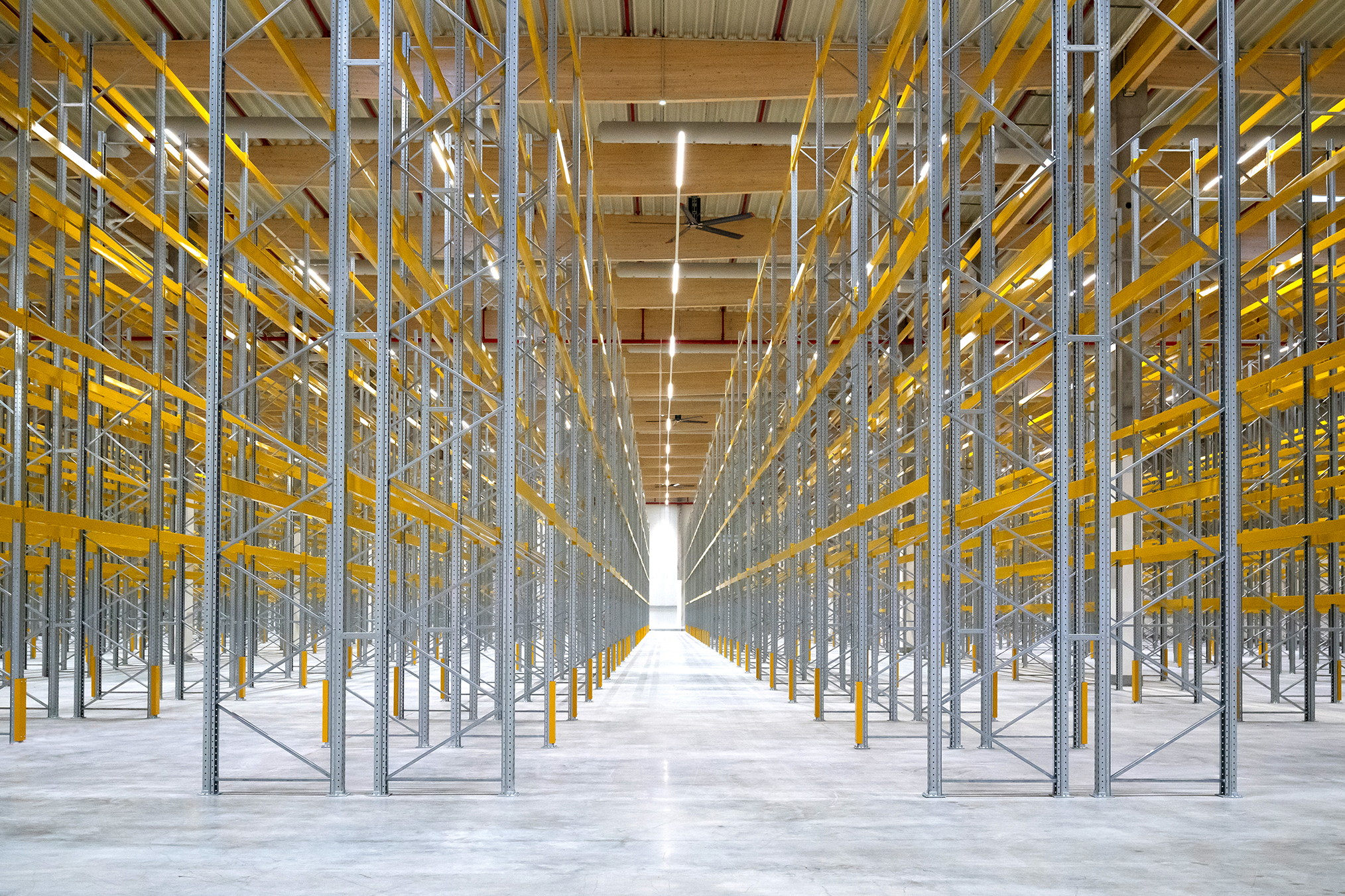 leere Regale eines Hochregallager kurz vor der ersten Inbetriebnahme