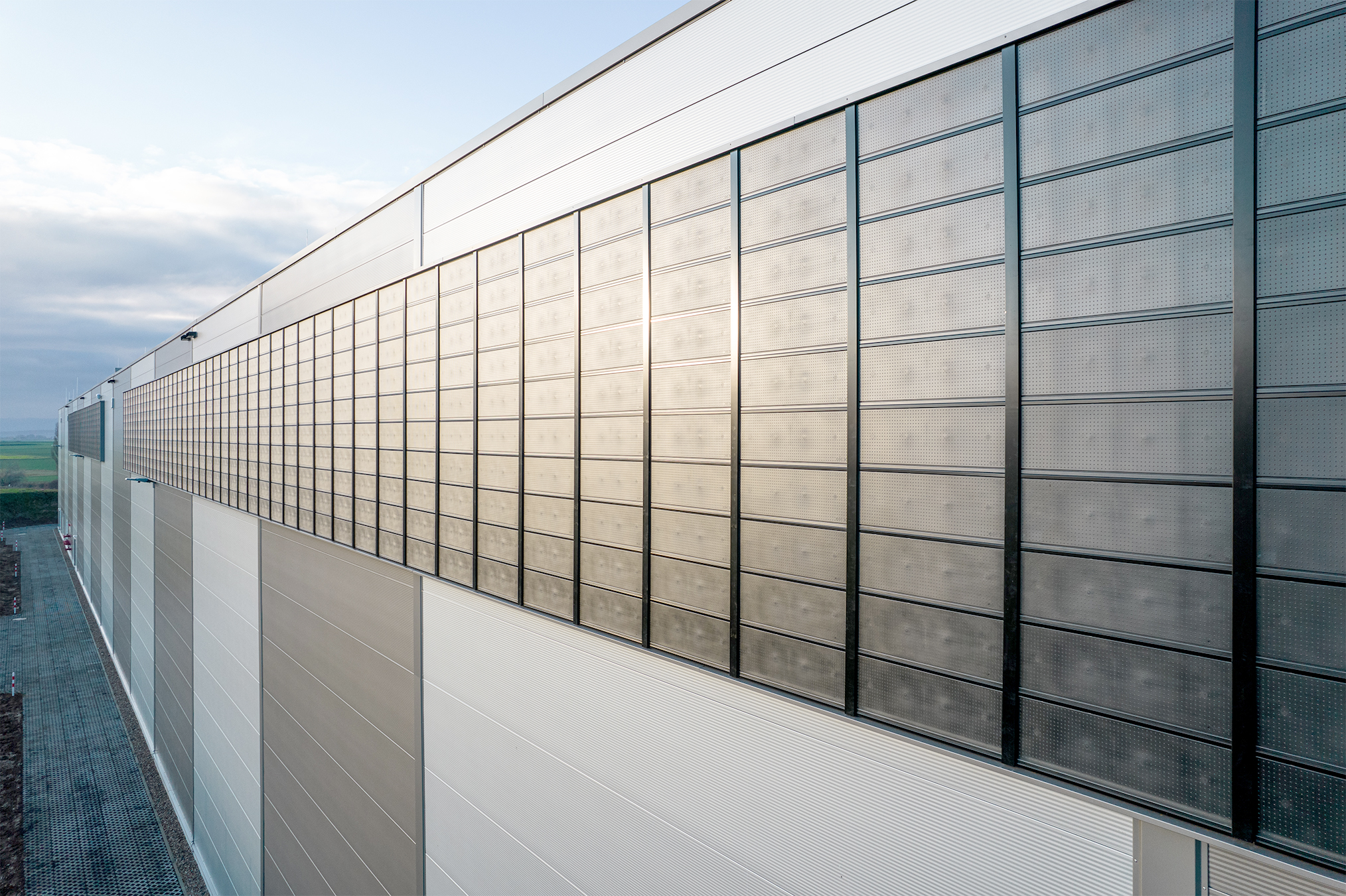 Südfassade der Logistikimmobilie, ausgestattet mit einem großen LUBI Wall Solar Luftsystem