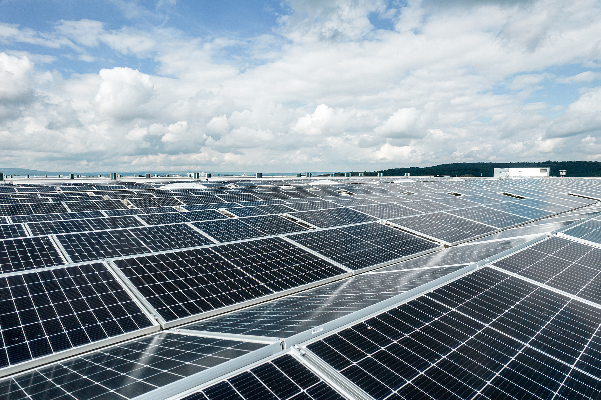 Energieversorgung durch eine 750 kWp starke Photovoltaikanlage auf dem Dach der Logistikhalle