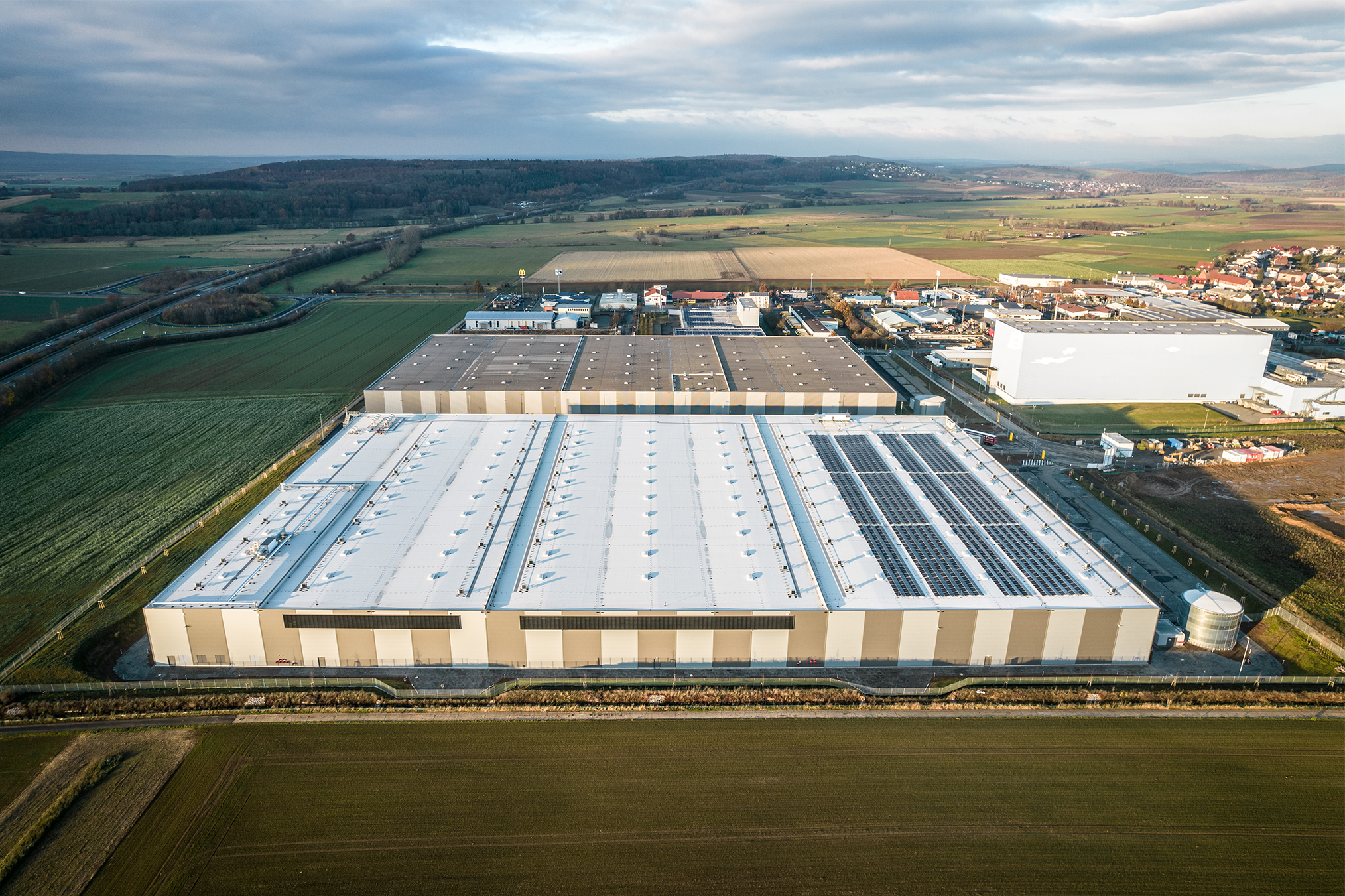 Luftaufnahme der neuen Pharmalogistikimmobilie für DHL Supply Chain