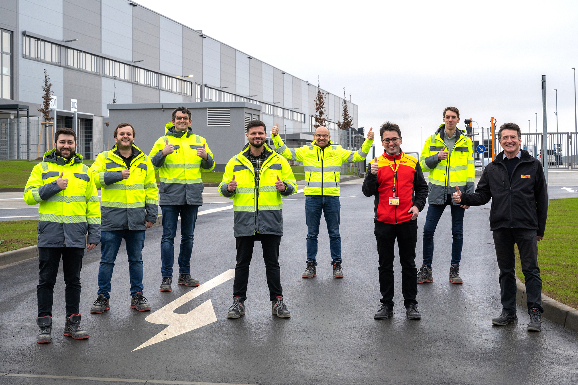 Glückliche Gesichter bei der Schlüsselübergabe an den Bauherrn