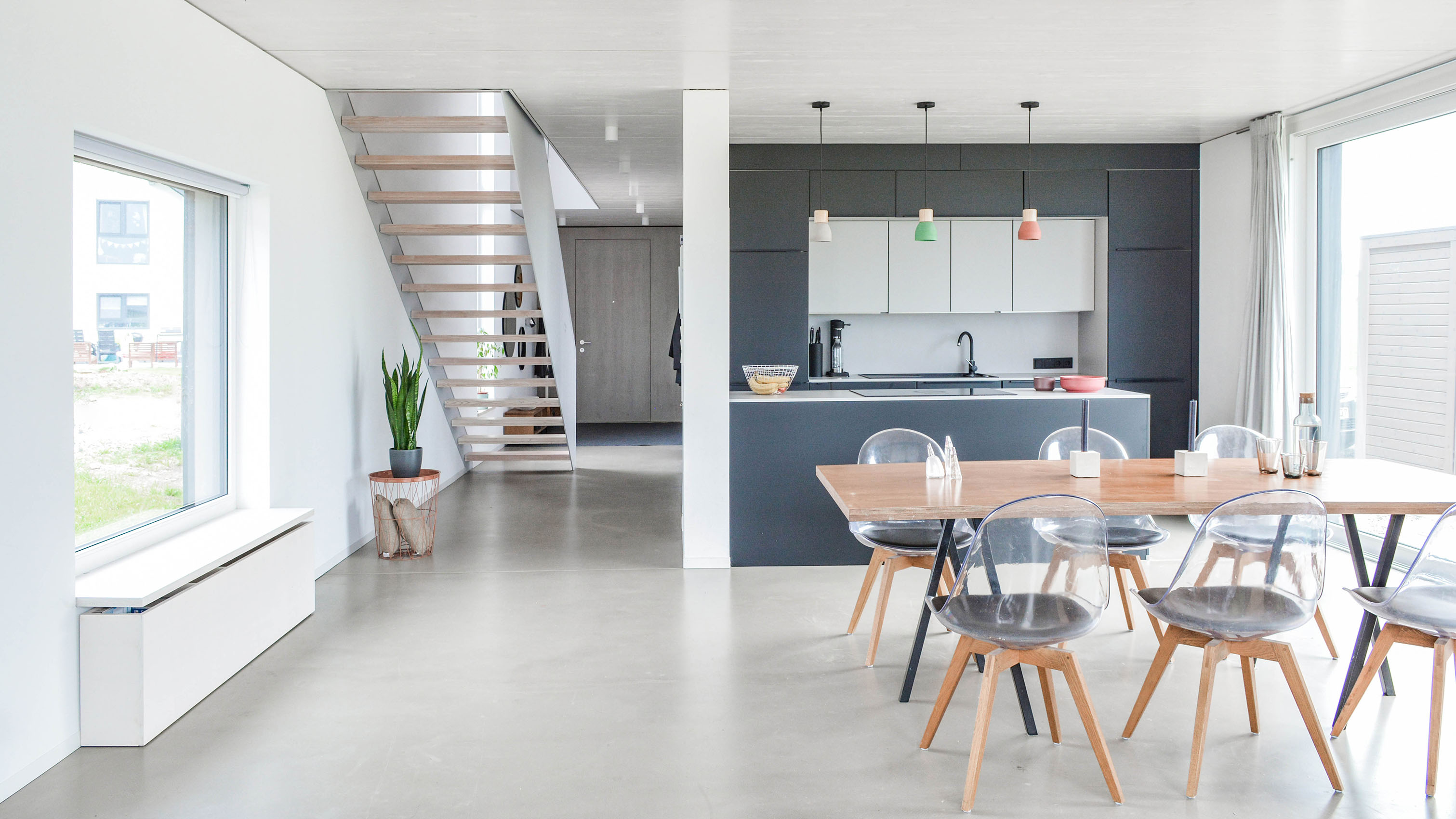 Modernes und helles Ambiente im Innenbereich