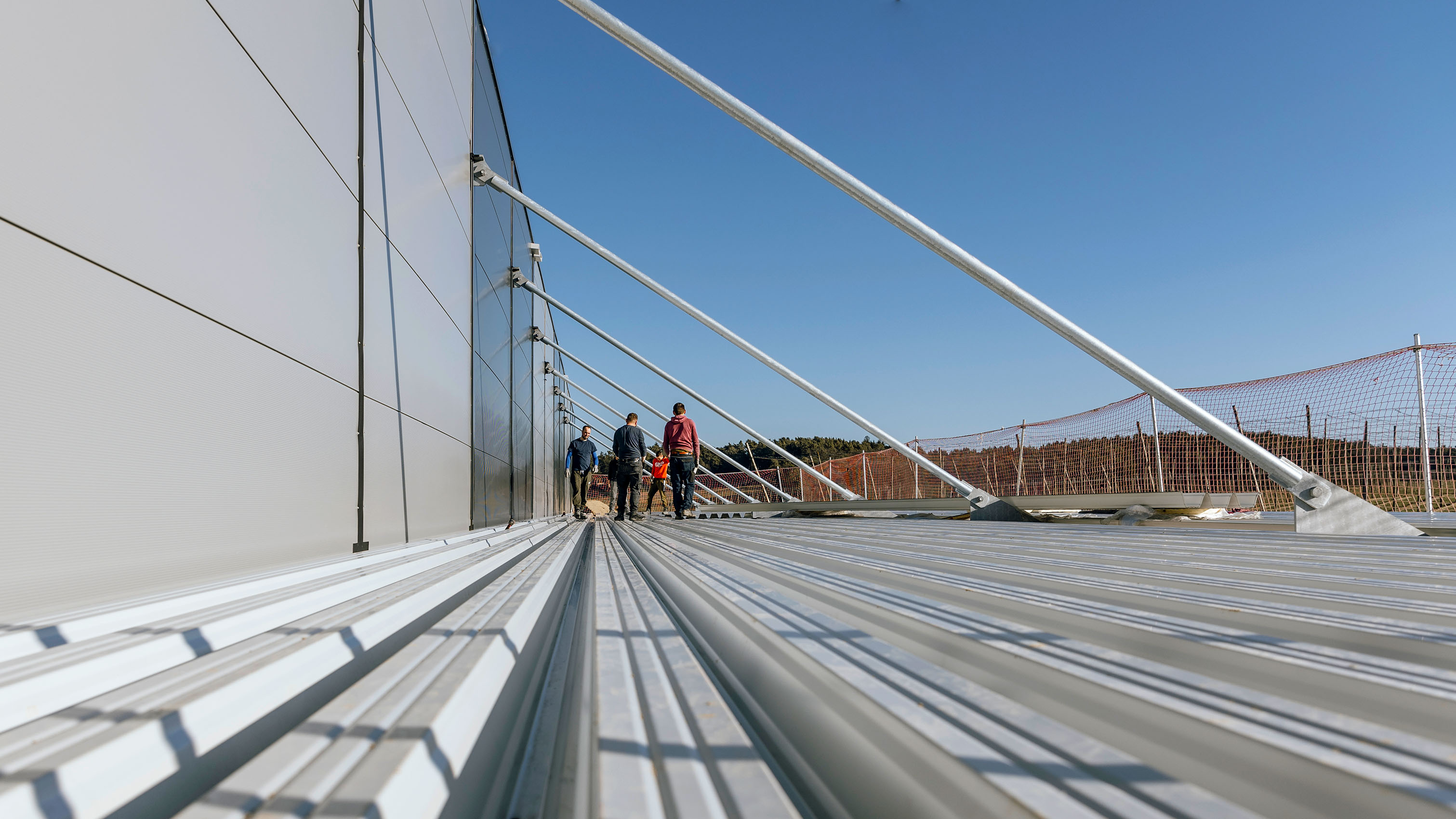 Inspektion des zehn Meter frei auskragenden Vordachs der Logistikhalle