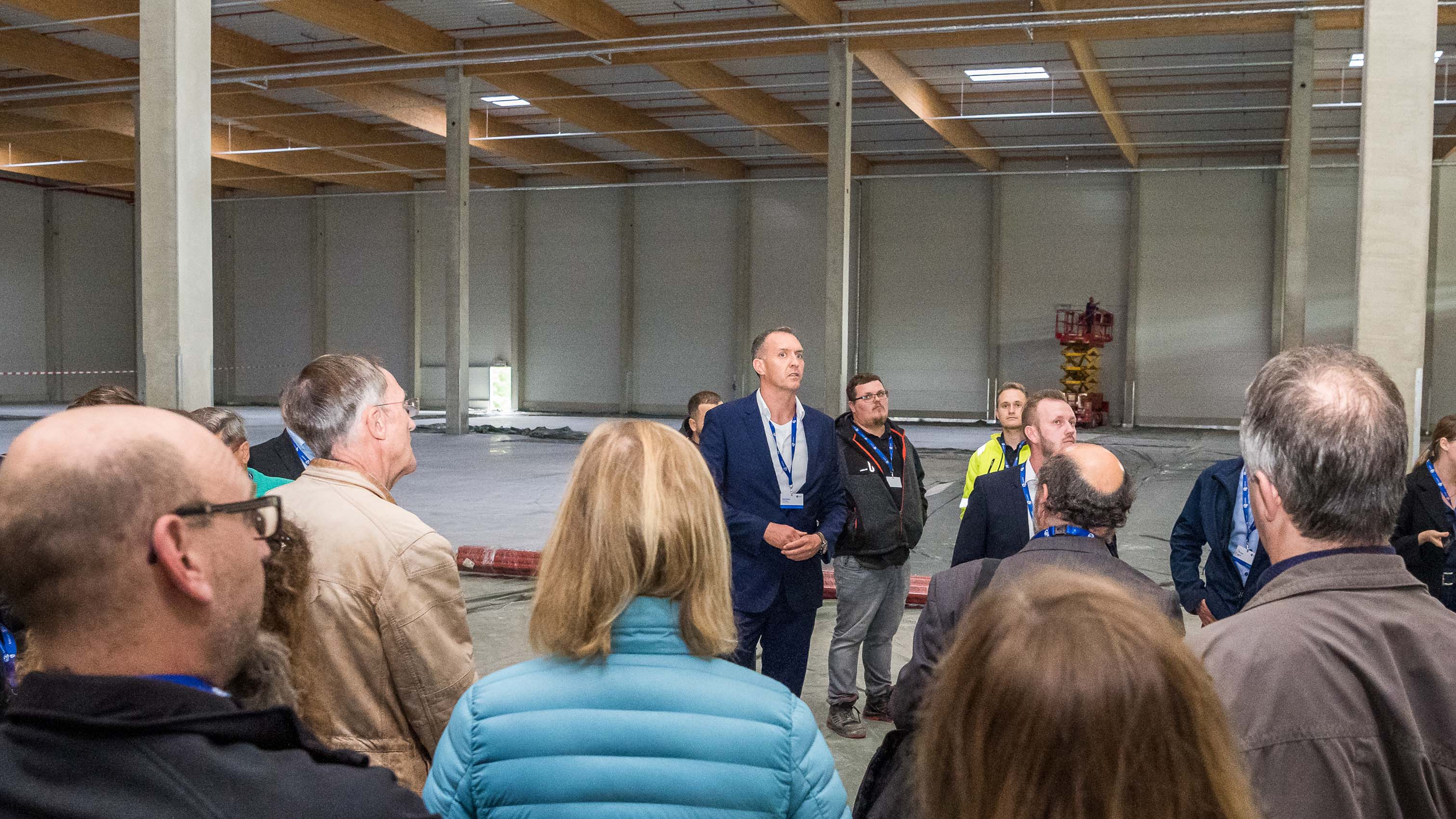 Führung in der Logistikhalle während der Bauphase