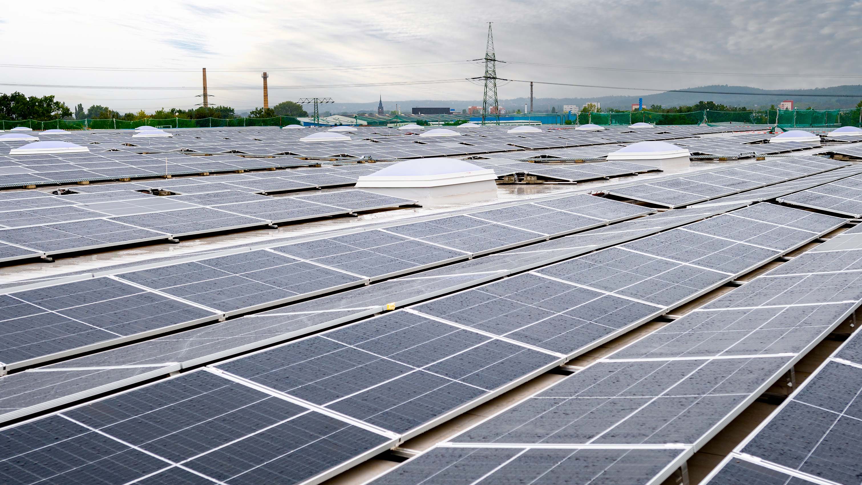 Die vollflächige Photovoltaikanlage auf dem Dach sorgt zukünftig für nachhaltige Energie.