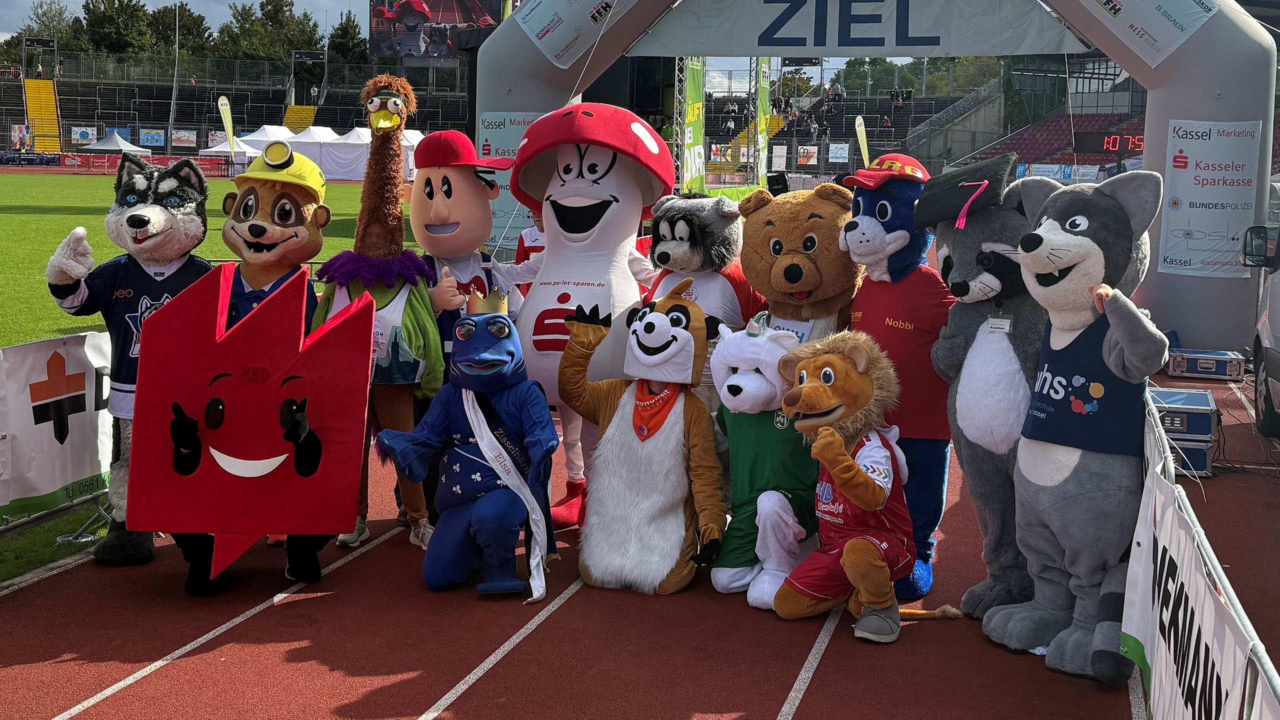 Kassel Marathon 2025 group photo mascot with fabrikonchen Kassel Marathon 2025 group photo mascot with fabrikonchen