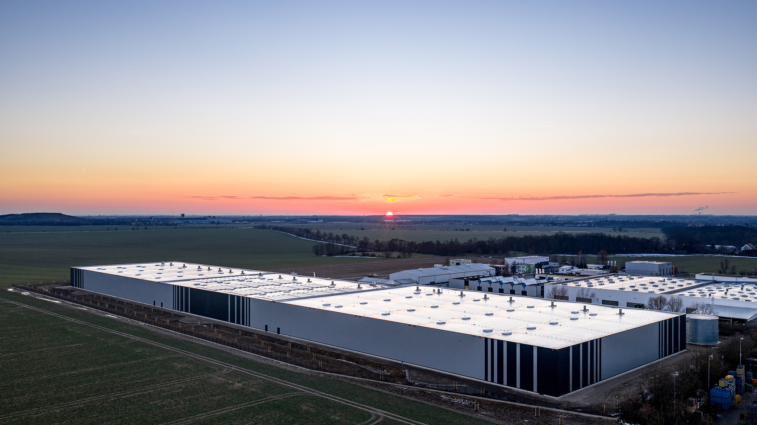 EQT Krostitz | Luftaufnahme des fertiggestellten Logistikbaus in Krostitz | © fabrikon