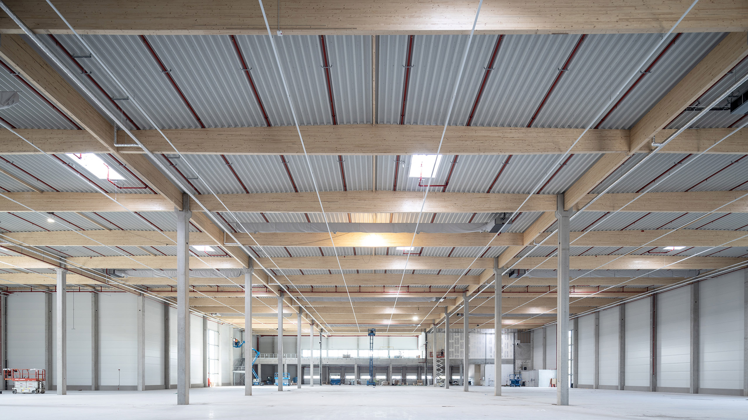 2 | Logicor Bad Hersfeld logistics hall | Interior view with timber roof structure | © fabrikon