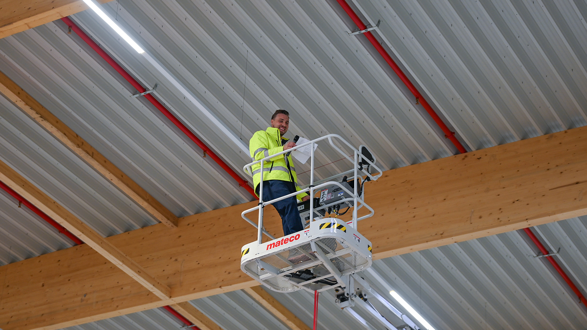 At a dizzying height, fabrikon Jan delivered the traditional topping-out speech At a dizzying height, fabrikon Jan delivered the traditional topping-out speech