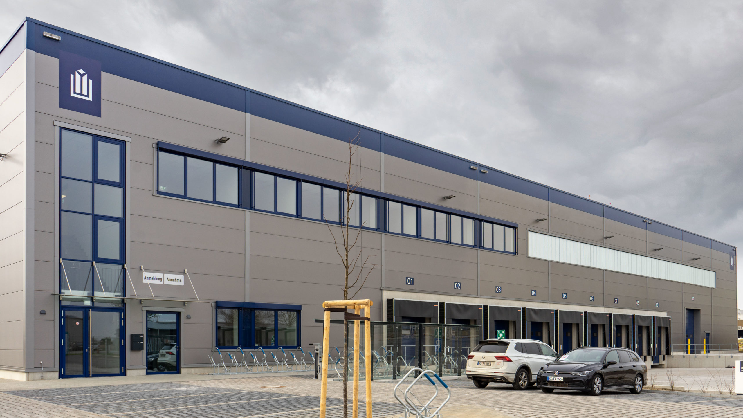 Logistics warehouse fabrikon in Berlin Herzfelde, view of the entrance area and the dock levelers