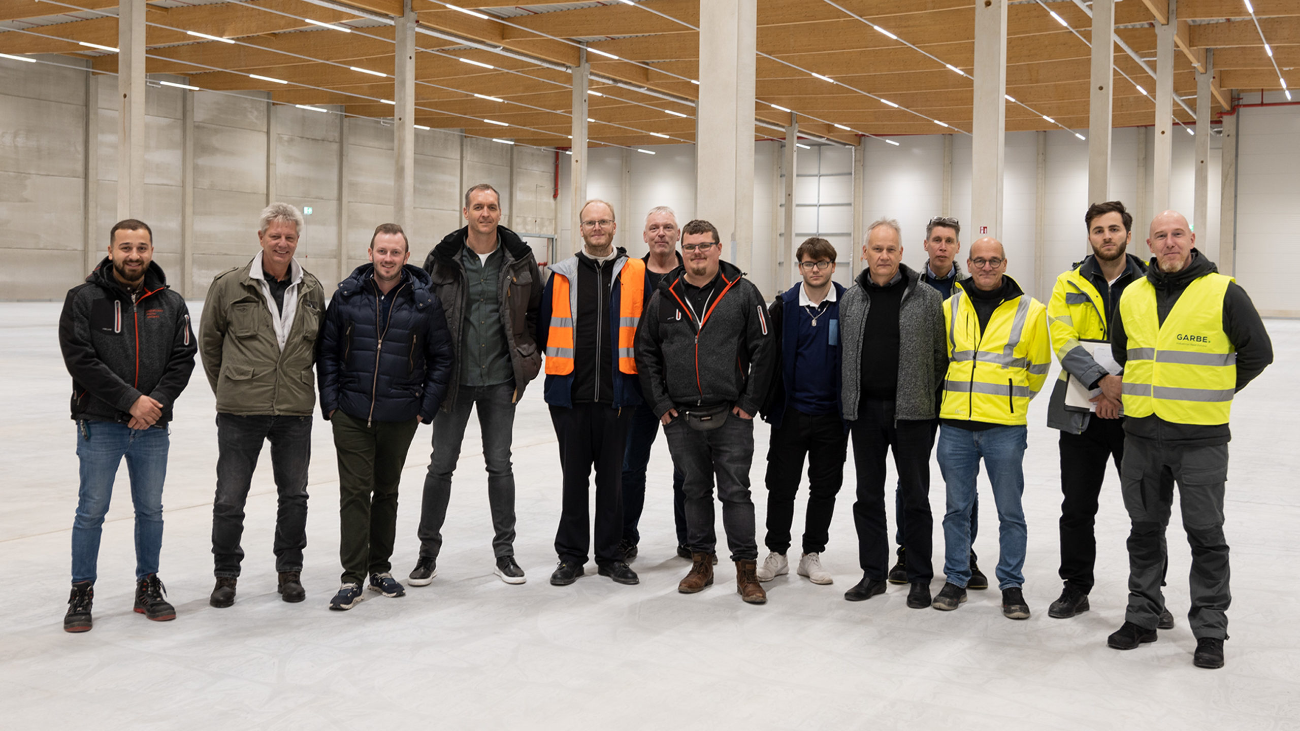 Holztragwerk Hallenbau Betonstützen Logistikzentrum