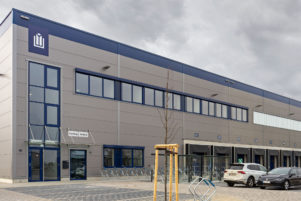 Logistikhalle fabrikon in Berlin Herzfelde, Blick auf den Eingangsbereich und die Überladebrücken