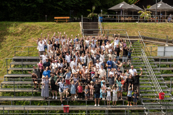 fabrikon Sommerfest 2025 Gruppenbild am Twistesee-Ufer