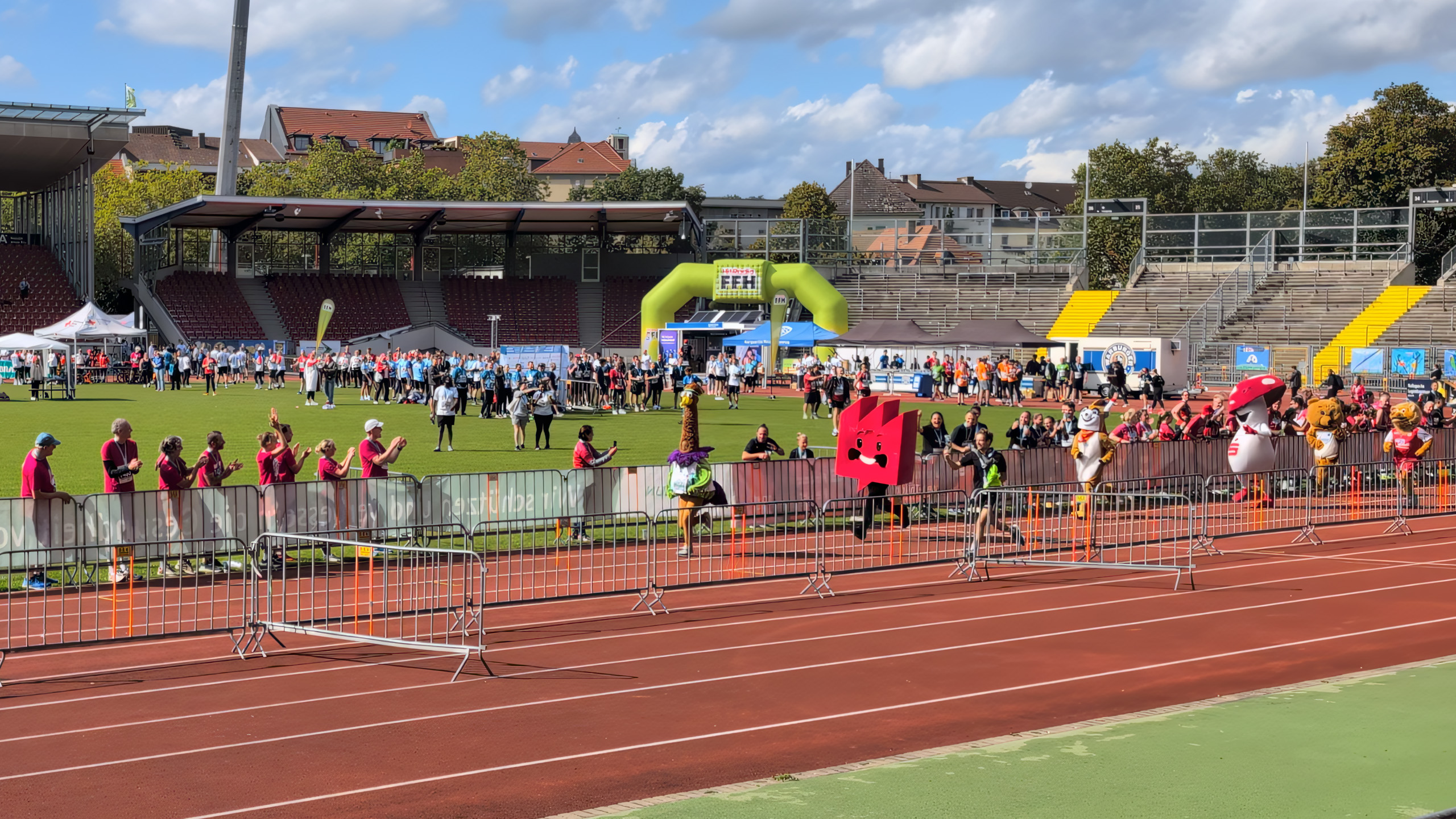 Maskottchen "fabrikonchen" beim 400-Meter-Lauf auf dem Kassel Marathon 2025