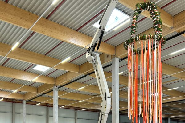 Rcihtkranz in einer fabrikon Logistikhalle