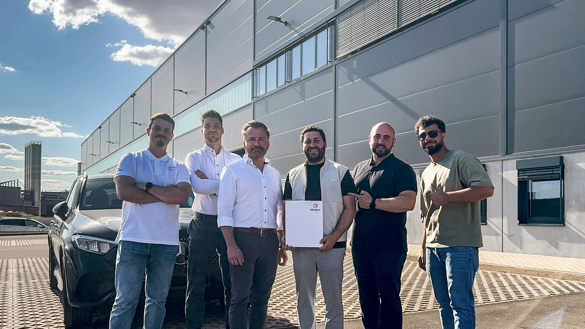 Erfolgreiche Schlüsselübergabe einer Neubau-Logistikhalle an Hillwood in Möckern