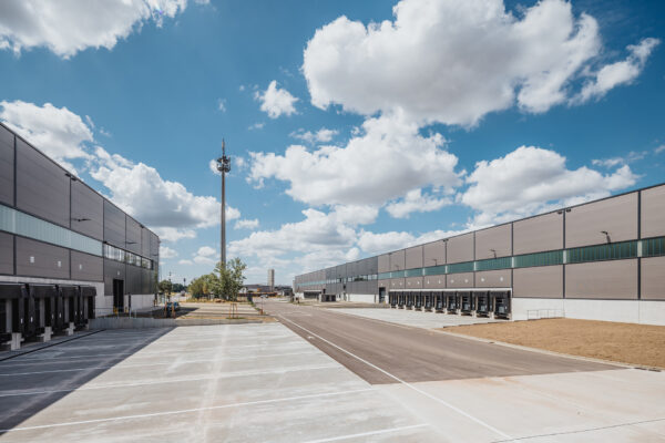 Logistikbauprojekt Hillwood Möckern - Ansicht Tiefhof mit Verladetoren