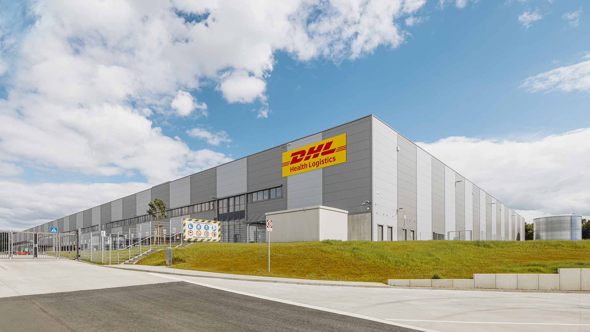 DHL Supply Chain Logistikzentrum für Pharma- und Medizinprodukte (Health Logistics) am Multi-User-Campus in Florstadt - Straßenansicht