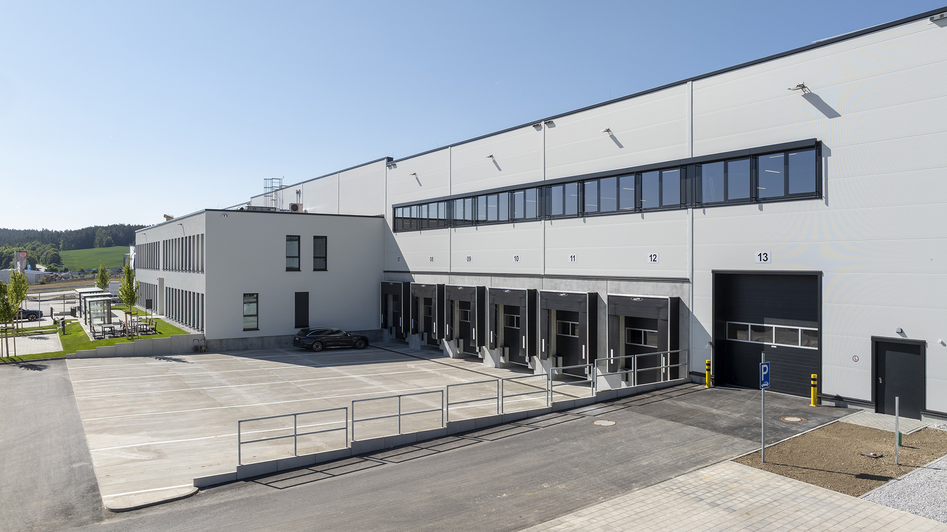 Logistikbauprojekt intaurus Pfaffenhofen – Tiefhof mit Überladebrücken und Verladetoren
