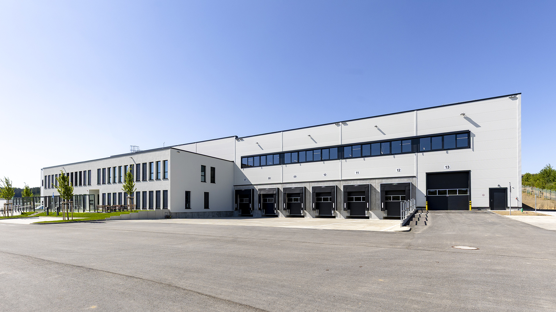 Logistikbauprojekt intaurus Pfaffenhofen – Tiefhof mit Überladebrücken und Verladetoren
