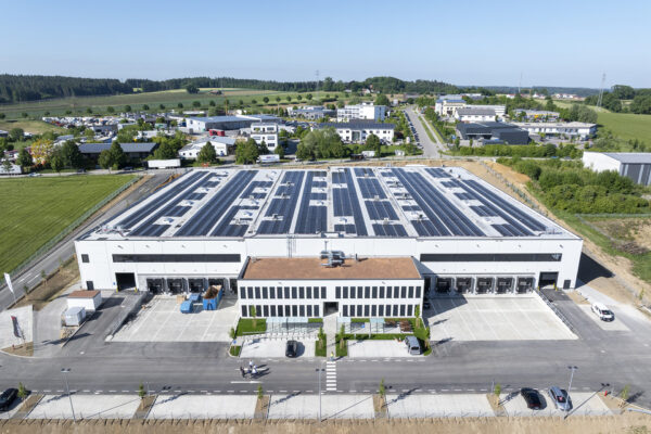 Logistikbauprojekt intaurus Pfaffenhofen – Luftaufnahme der Logistikimmobilie mit vorgesetztem Bürotrakt und Photovoltaikanlage auf dem Dach